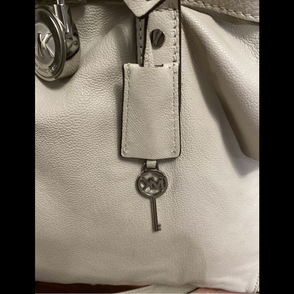 MICHAEL KORS Hamilton Cream Leather Large Satchel Shoulder Bag With Lock/Key 🔐 - Picture 5 of 11